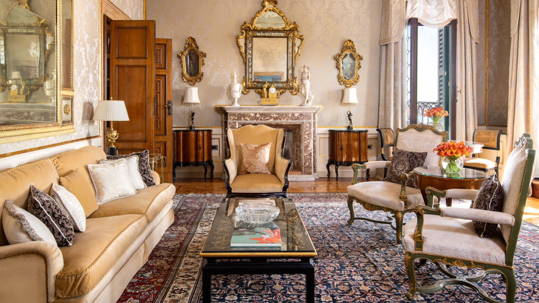 image of Singature Suite, interior, courtesy of Four Seasons