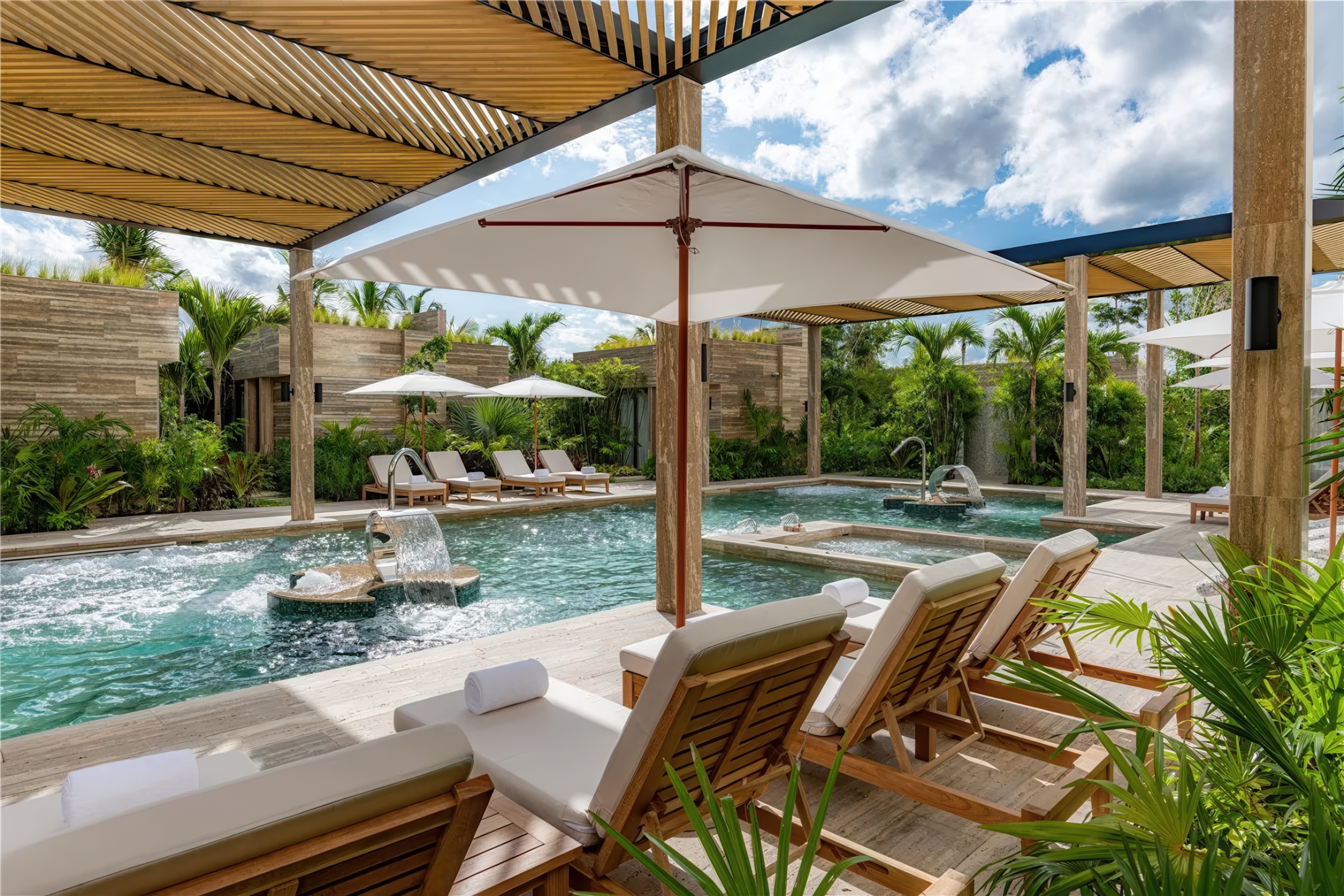 image of the spa hydrotherapy pool, courtesy of Waldorf Astoria