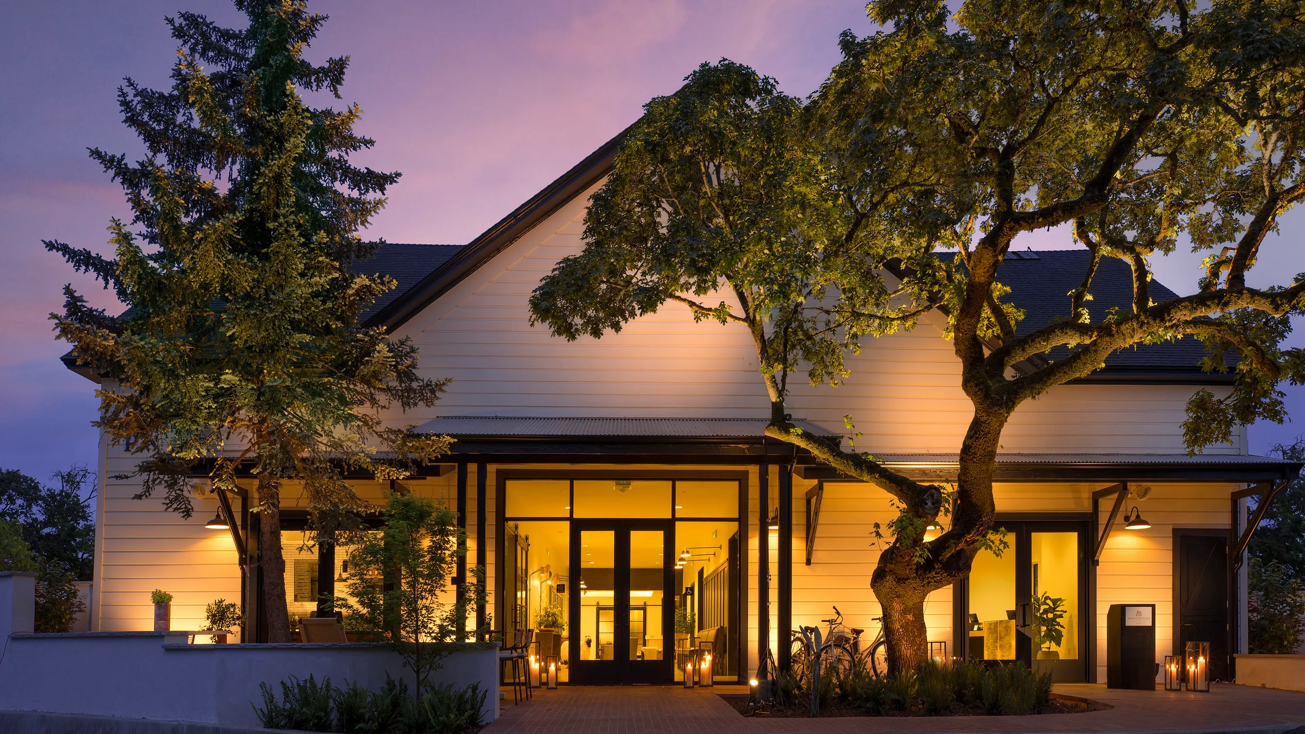 MacArthur%20Place%20Hotel%20&%20Spa_01%20-%20Entrance%20Evening.webp
